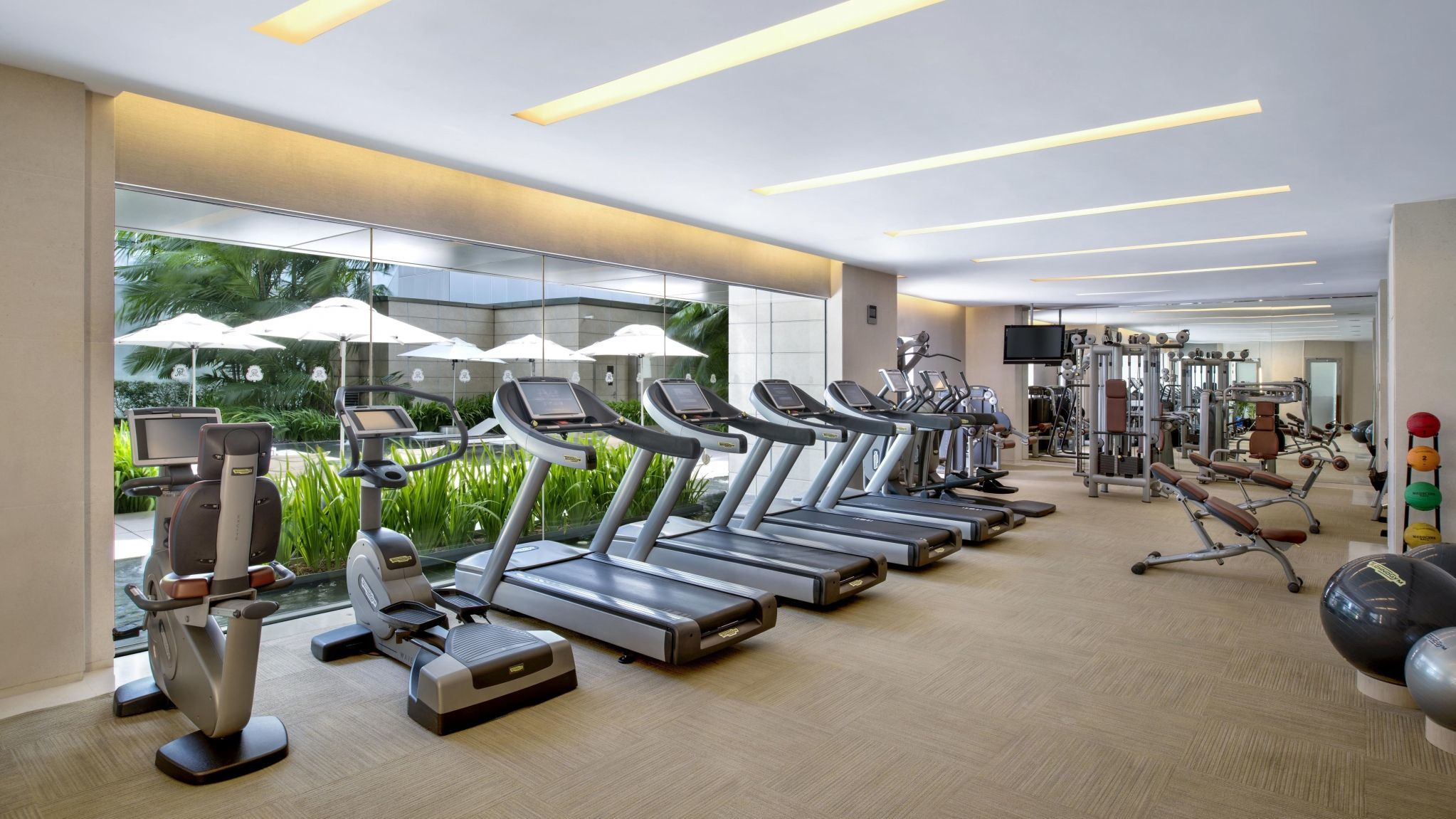 best-luxury-hotel-in-singapore-hotel-gym-at-the-st-regis-singapore